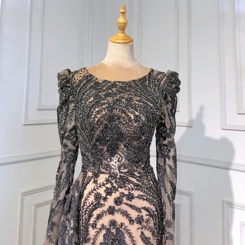 Elegant Black and Cream Evening Gown - Picture 3 of 4